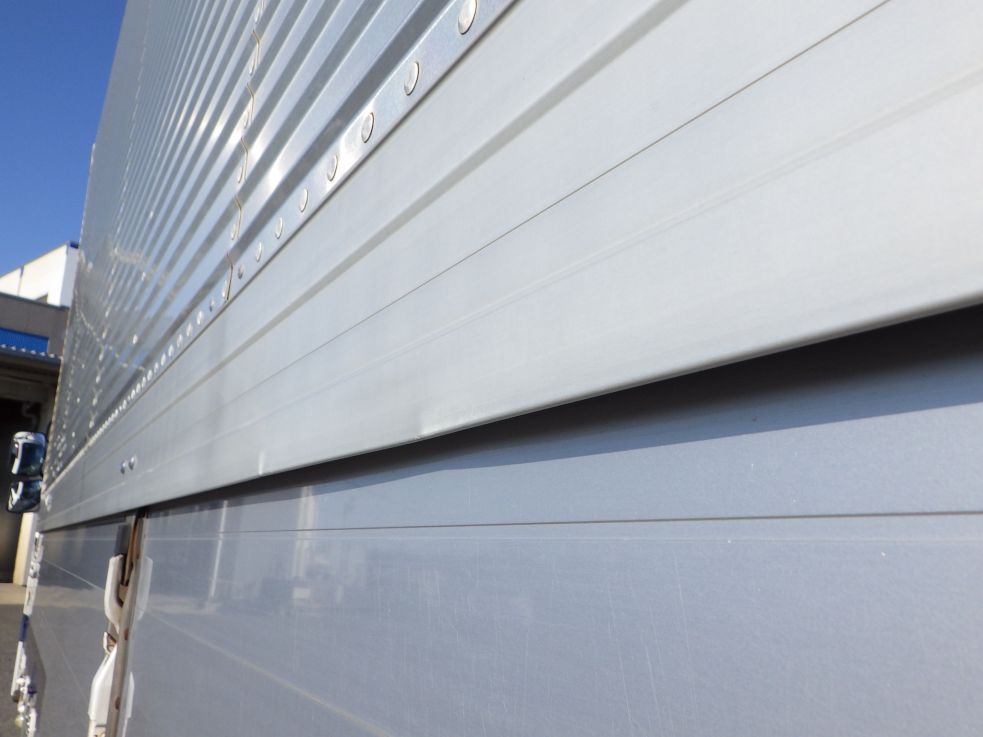 左右のウイング下側にヘコミがあります。|三菱 ファイター TKG-FK64F(2WD)の写真27