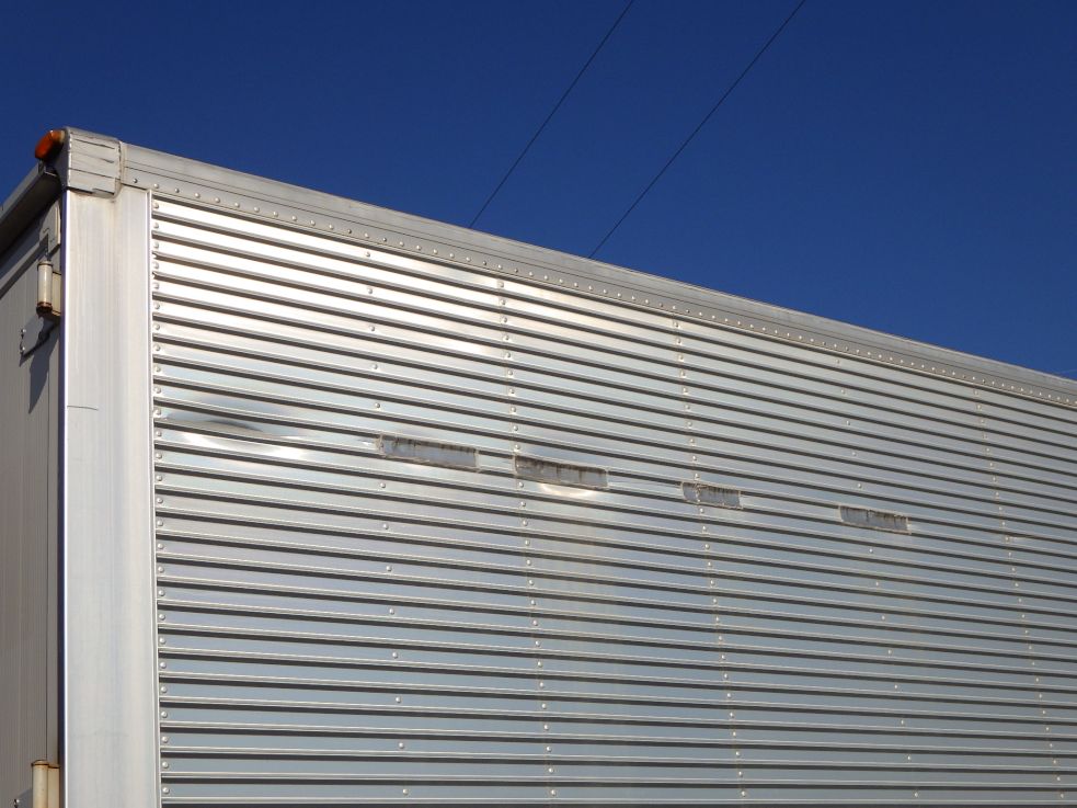 運転席側コルゲートにキズ・ヘコミ・テープ補修跡があります。|三菱 ファイター TKG-FK64F(2WD)の写真28