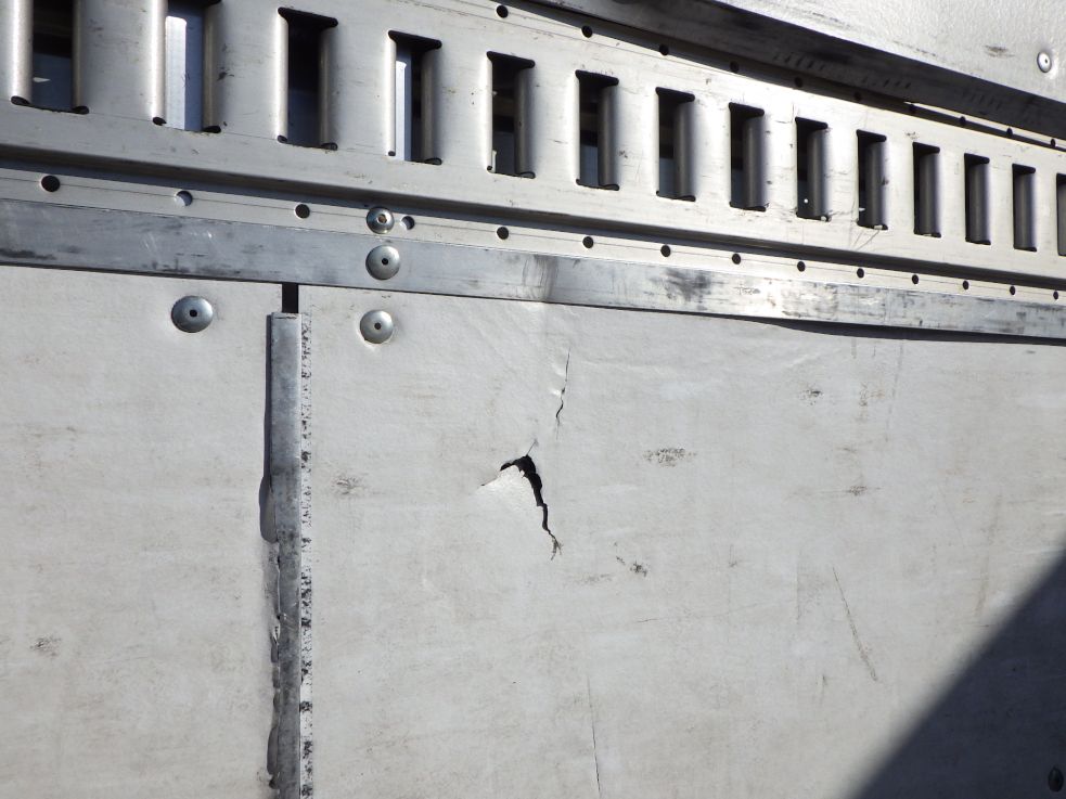 荷台ベニヤ板にキズ・割れがあります。|三菱 ファイター TKG-FK64F(2WD)の写真34