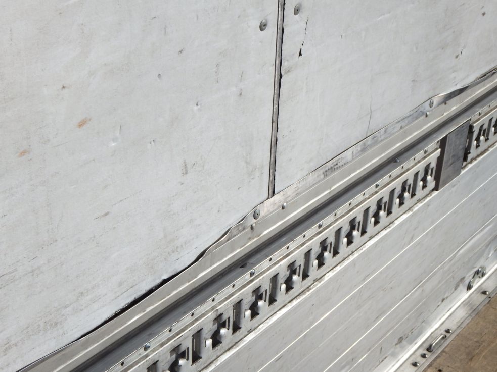 ラッシングワクに外れ・曲がり・欠けがあります。|三菱 ファイター TKG-FK64F(2WD)の写真35