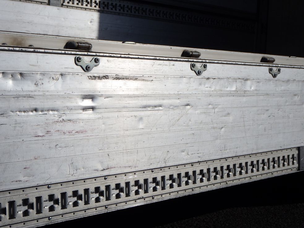 アオリ内側にキズ・ヘコミがあります。|三菱 ファイター TKG-FK64F(2WD)の写真36