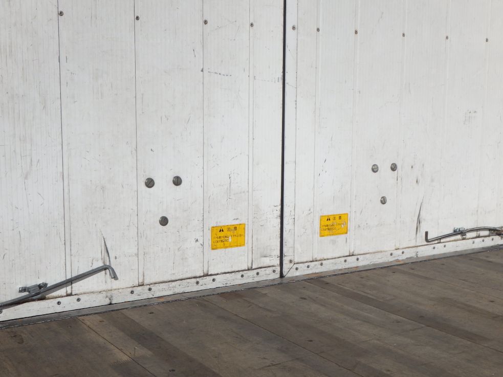 リヤ扉裏側にキズ・ヘコミがあります。|三菱 ファイター TKG-FK64F(2WD)の写真38