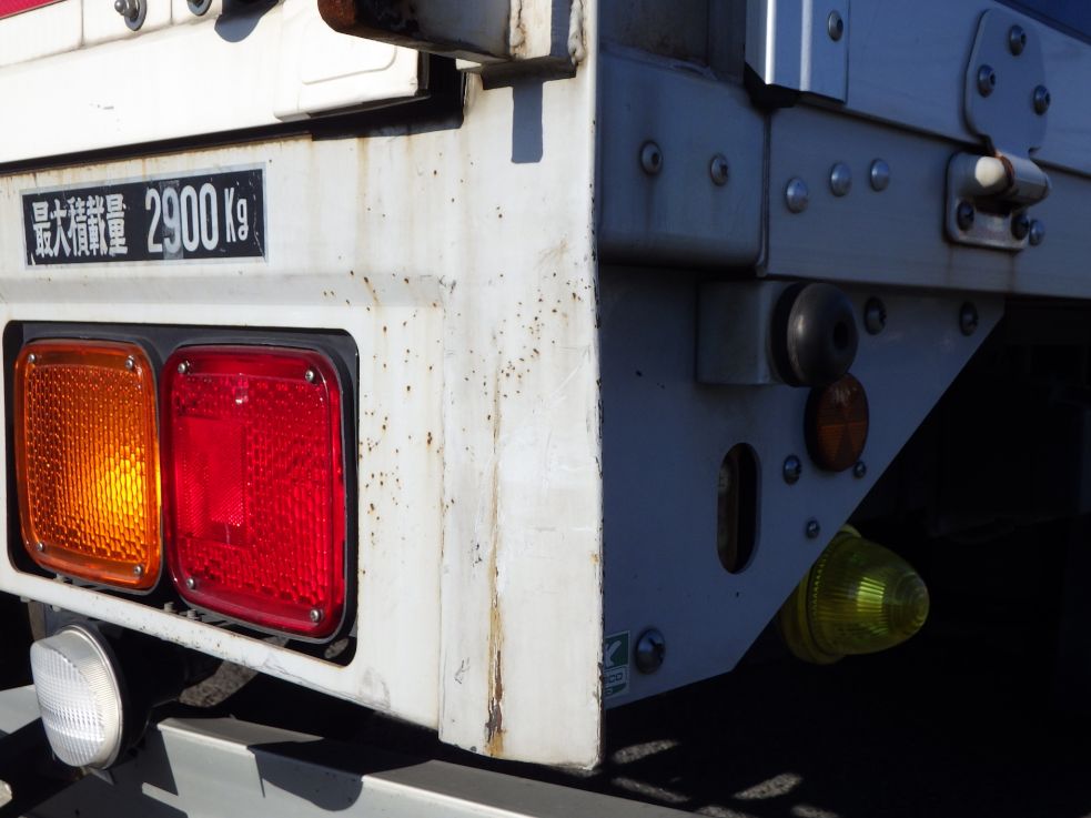 化粧板にキズ・サビがあります。（運転席側に曲がりがあります）|三菱 ファイター TKG-FK64F(2WD)の写真42