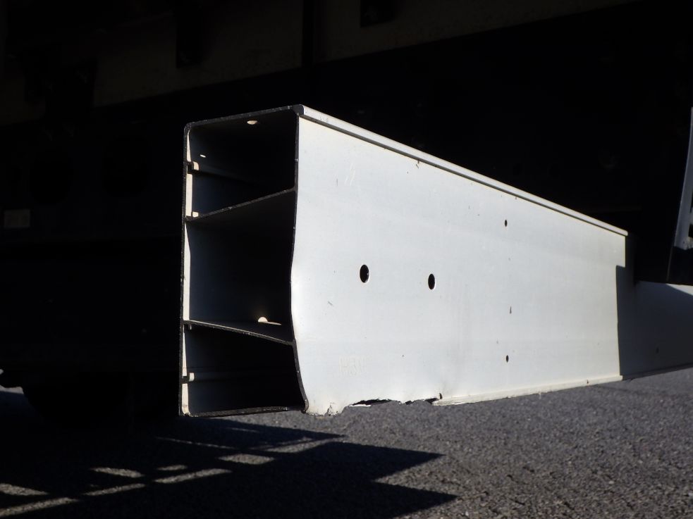 リヤバンパーの両サイドにキズ・ヘコミがあります。（左右のカバーが欠損しています。）|三菱 ファイター TKG-FK64F(2WD)の写真43