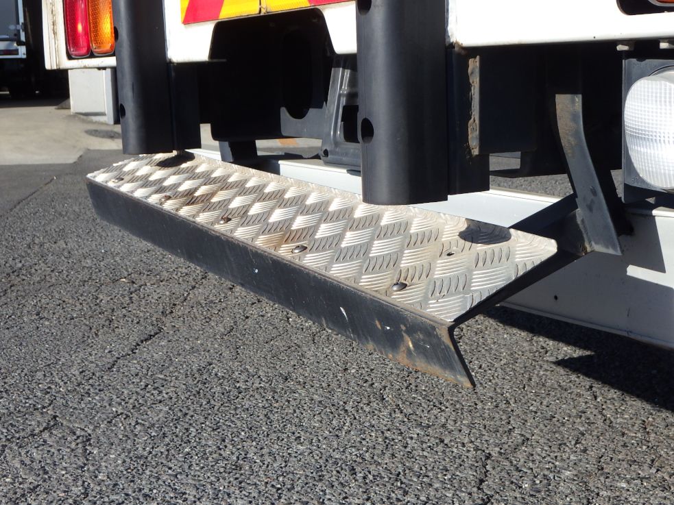 リヤステップに曲がりがあります。|三菱 ファイター TKG-FK64F(2WD)の写真44