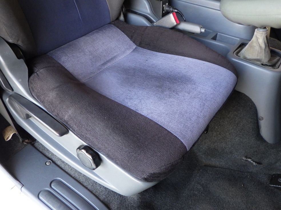 運転席座面にヘタリがあります。（シートとガラ違いです）|三菱 ファイター TKG-FK64F(2WD)の写真45