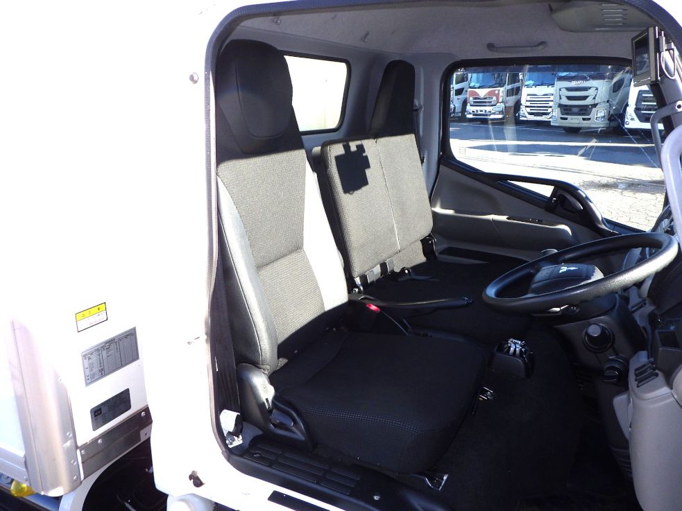 乗車定員は３名です。|三菱 キャンター 2RG-FEAV0(2WD)の写真6