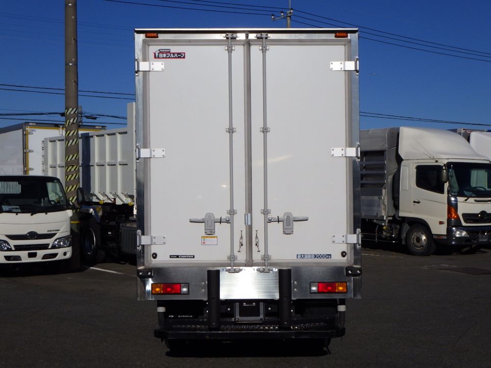 門口周りはステンレス製です。|三菱 キャンター 2RG-FEAV0(2WD)の写真8