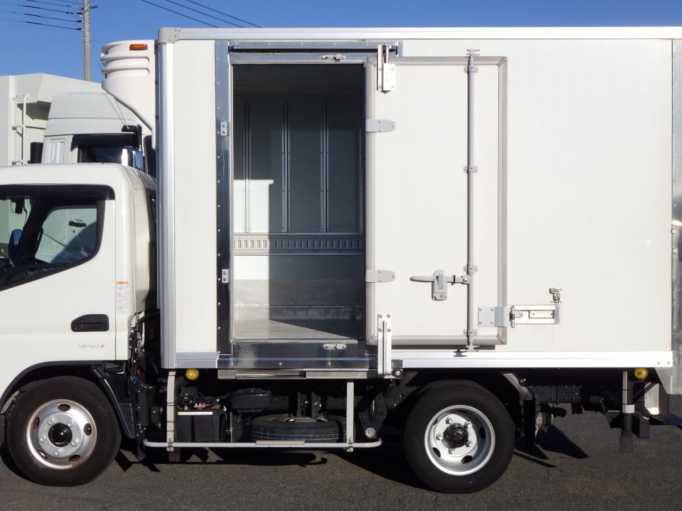 助手席側に片開式スライドドアが付いています。|三菱 キャンター 2RG-FEAV0(2WD)の写真12