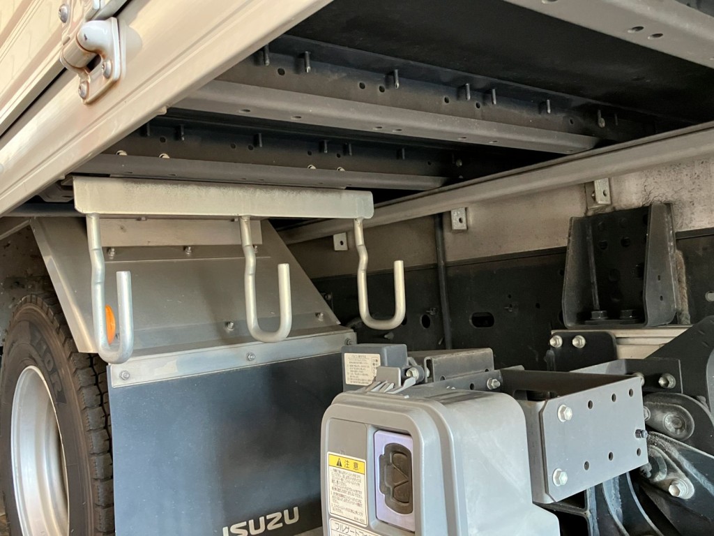 シャシとネタの状態です。縦ネタはアルミ・横ネタは鉄製です|いすゞ フォワード 2RG-FRR90T2(2WD)の写真6