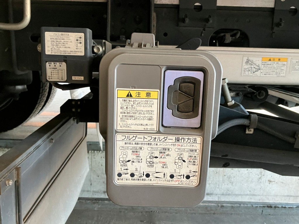 ゲートの操作スイッチです。|いすゞ フォワード 2RG-FRR90T2(2WD)の写真13
