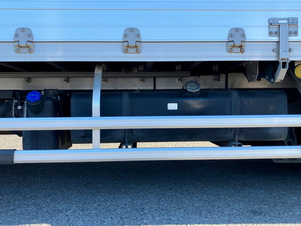 燃料タンクは200L・アドブルー付きです。|いすゞ フォワード 2RG-FRR90T2(2WD)の写真18