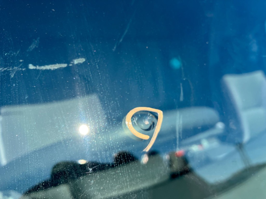 フロントガラスに飛び石があります。|いすゞ フォワード 2RG-FRR90T2(2WD)の写真19