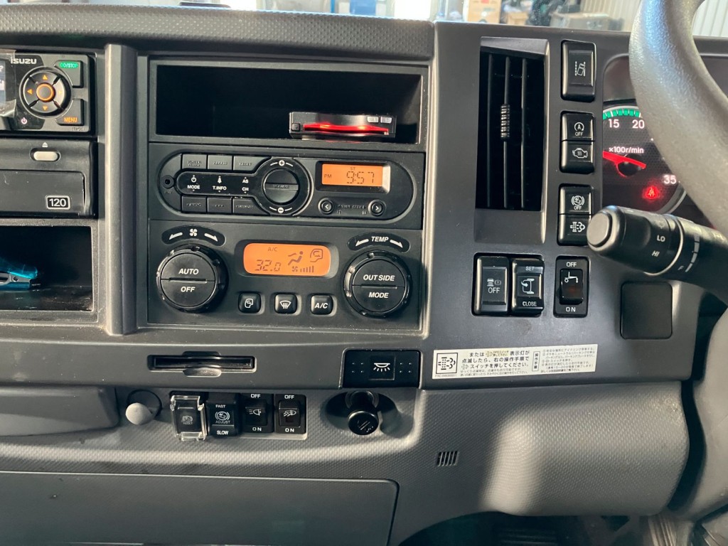 スイッチ類です。|いすゞ フォワード 2RG-FRR90T2(2WD)の写真21