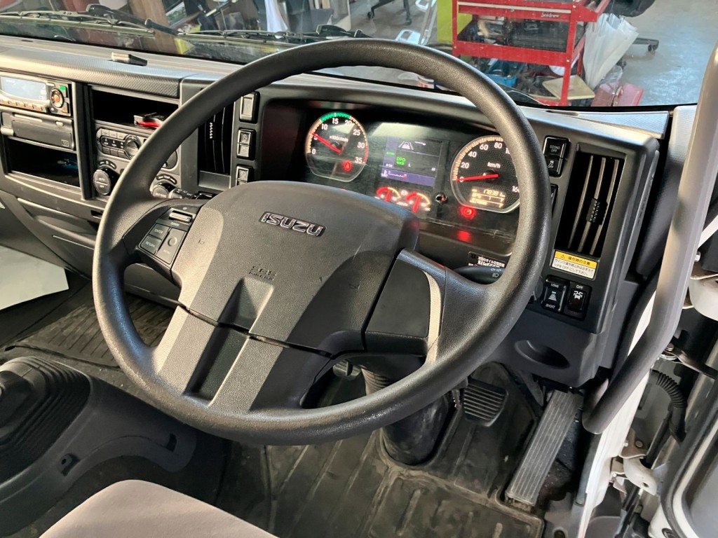 メーター周りの状態です。ハンドルにスレがあります|いすゞ フォワード 2RG-FRR90T2(2WD)の写真23