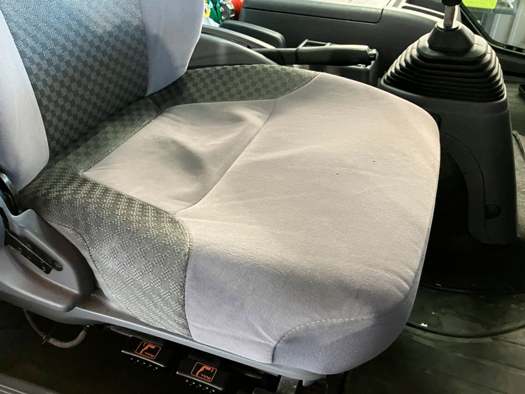 運転席座面にヘタリ・少し焦げがあります|いすゞ フォワード 2RG-FRR90T2(2WD)の写真24