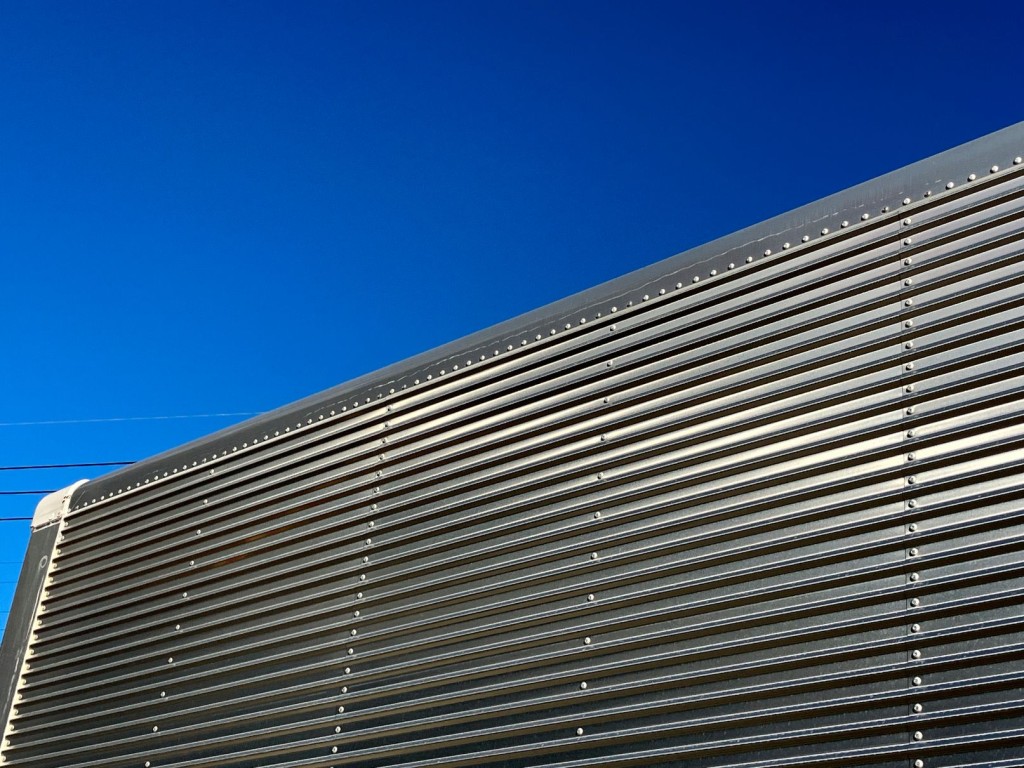 運転席側羽根上部に擦れがあります。|いすゞ フォワード 2RG-FRR90T2(2WD)の写真42