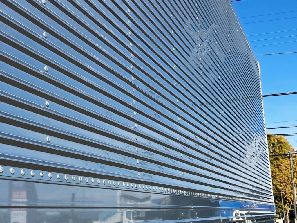 助手席側コルゲートに少し凹みがあります。|いすゞ フォワード 2RG-FRR90T2(2WD)の写真43