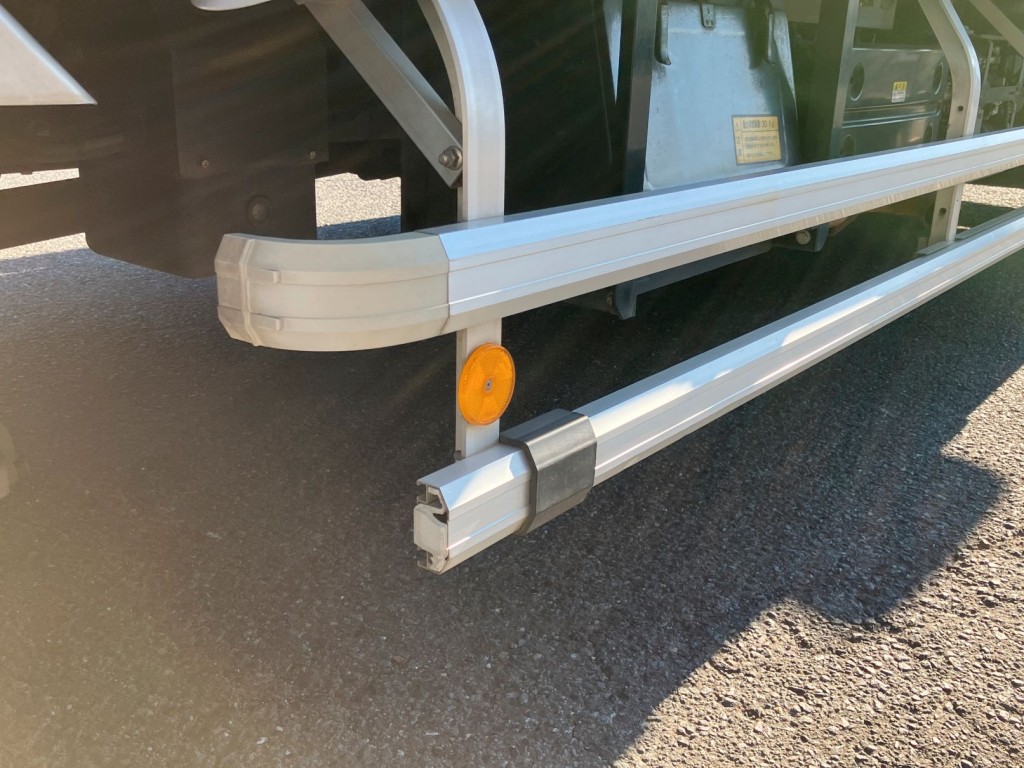 運転席側サイドバンパーコーナーカバーが欠損しています。|いすゞ フォワード 2RG-FRR90T2(2WD)の写真46