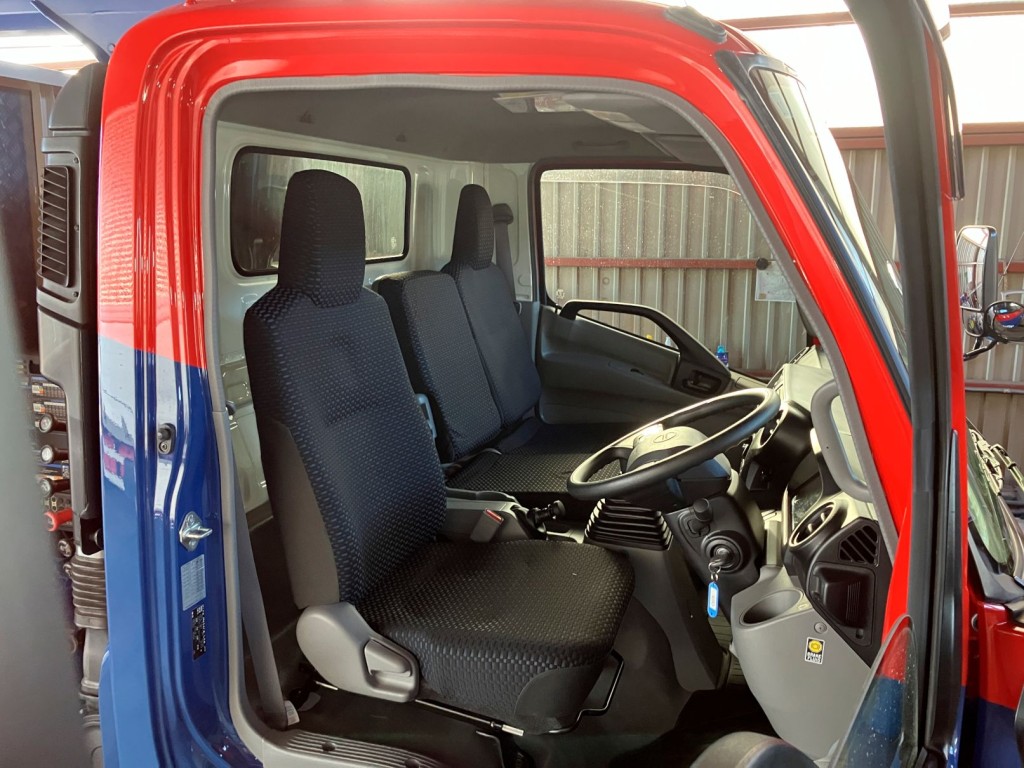 乗車定員は3名です。|日野 デュトロ 2RG-XZU712M(2WD)の写真5