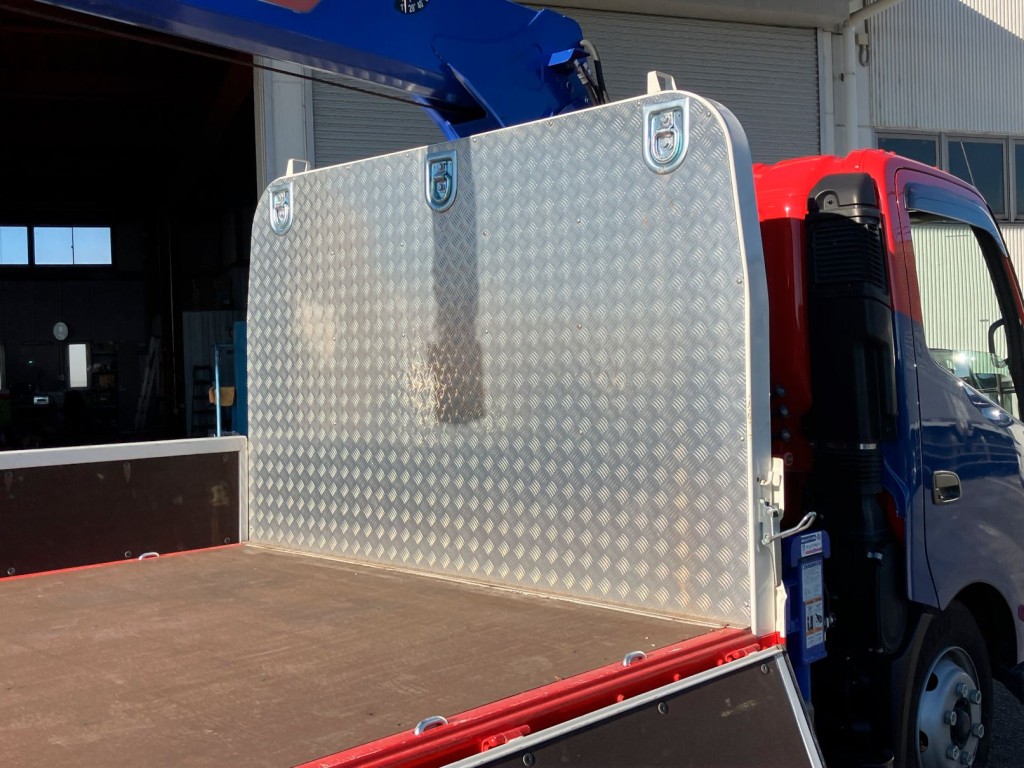 鳥居はアルミ縞板張り・フックが3ケ付いています。|日野 デュトロ 2RG-XZU712M(2WD)の写真10