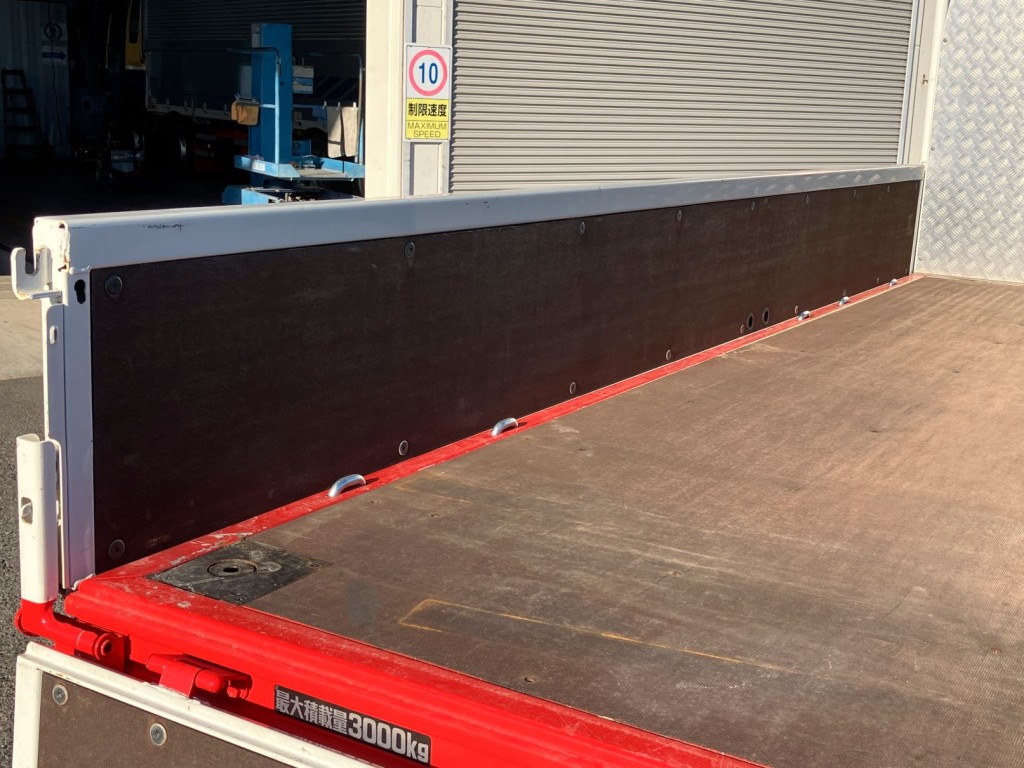 落としフックが5対・床板左後方にスタンション丸穴が1ケ付いています。|日野 デュトロ 2RG-XZU712M(2WD)の写真11