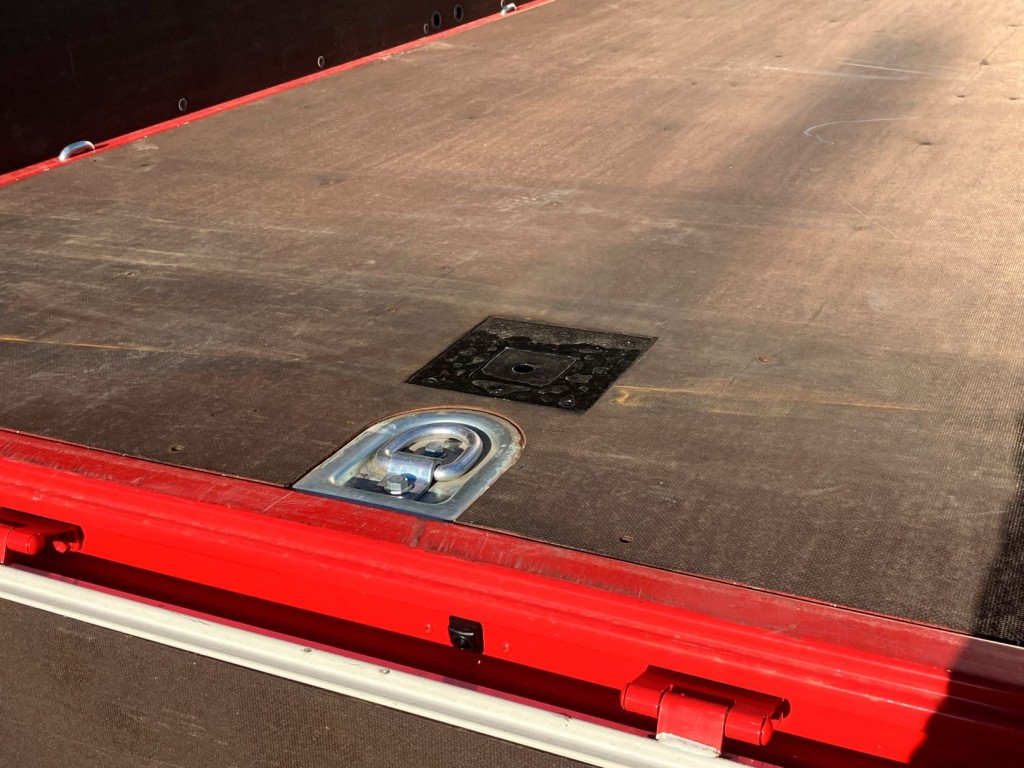 床後方にスタンション穴(7.5㎝正方)が1ケ・床フックが1ケ付いています。|日野 デュトロ 2RG-XZU712M(2WD)の写真12