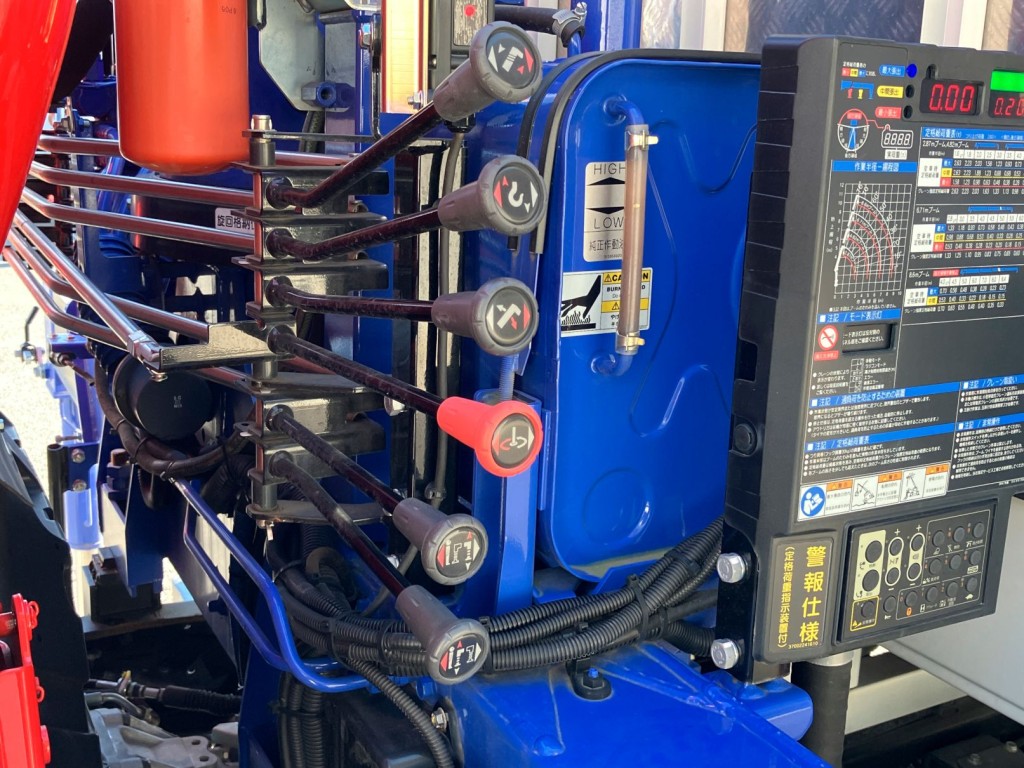 クレーンの操作レバーの状態です。|日野 デュトロ 2RG-XZU712M(2WD)の写真14