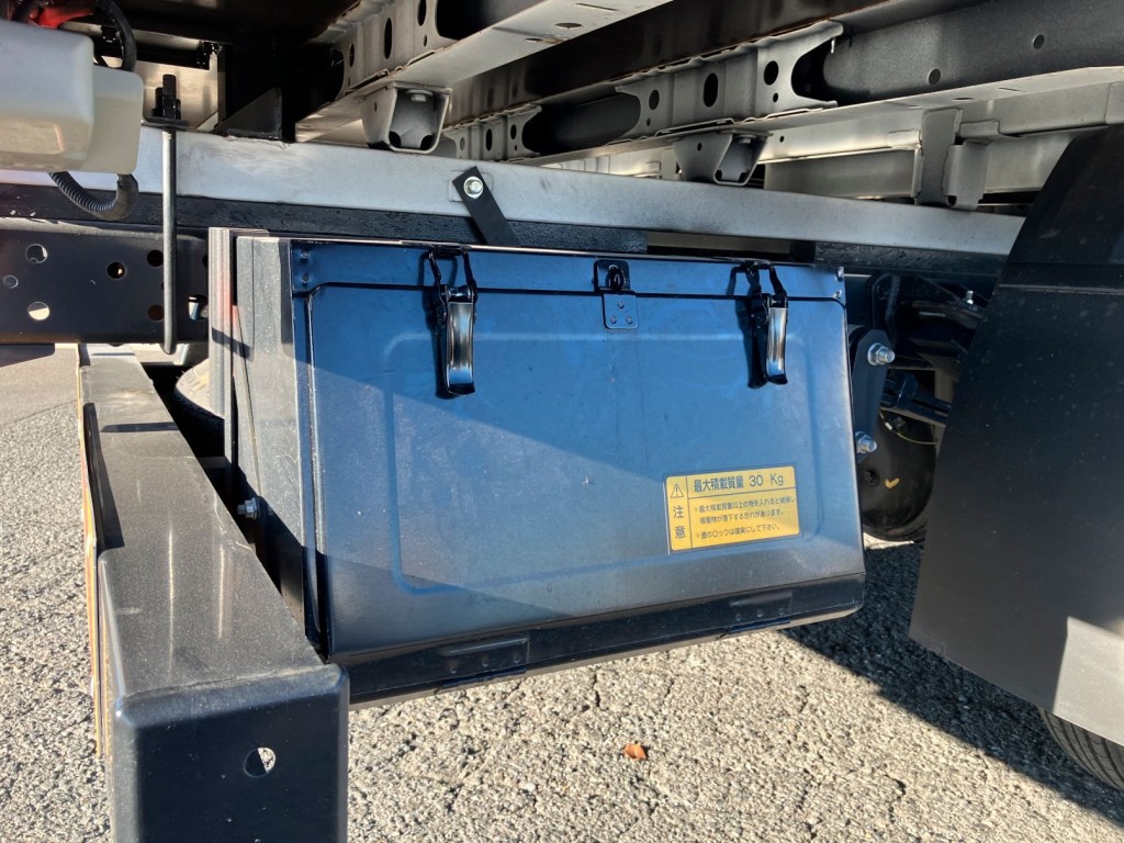 工具箱は鉄製です。運転席側後方に付いています|日野 デュトロ 2RG-XZU712M(2WD)の写真19