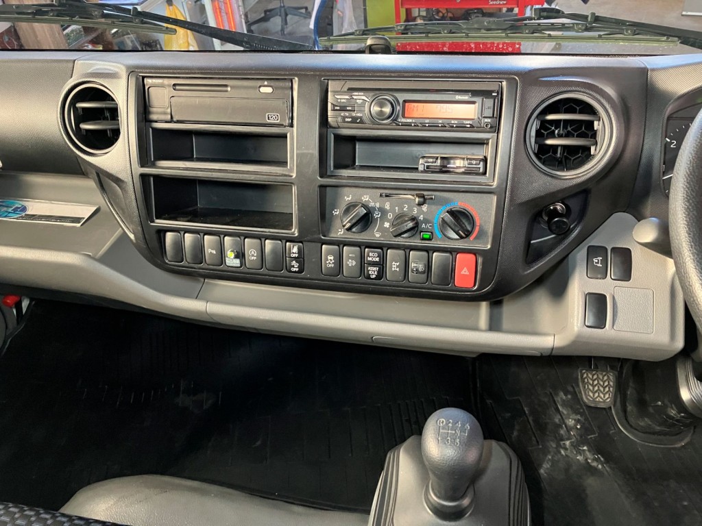 パネル周りの状態です。|日野 デュトロ 2RG-XZU712M(2WD)の写真22