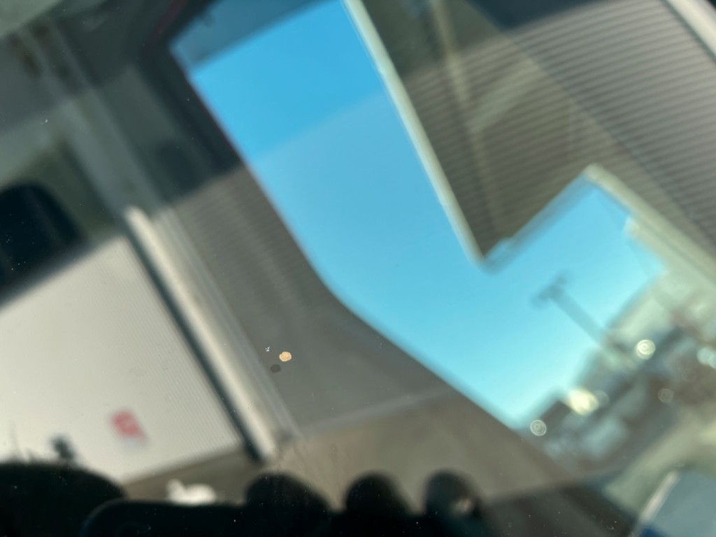 フロントガラス助手席側に針先キズがあります。|日野 デュトロ 2RG-XZU712M(2WD)の写真27