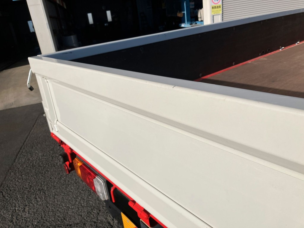 リヤアオリ上部に小傷があります。|日野 デュトロ 2RG-XZU712M(2WD)の写真34