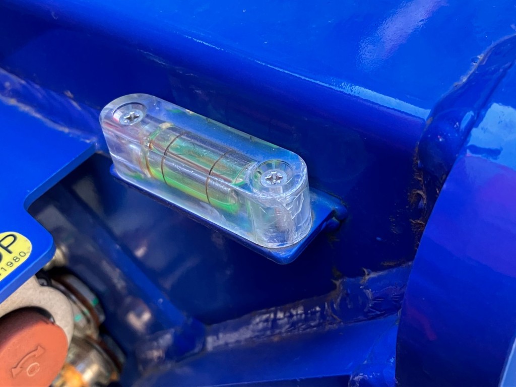 アウトリガー水準器にヒビがあります。|日野 デュトロ 2RG-XZU712M(2WD)の写真35