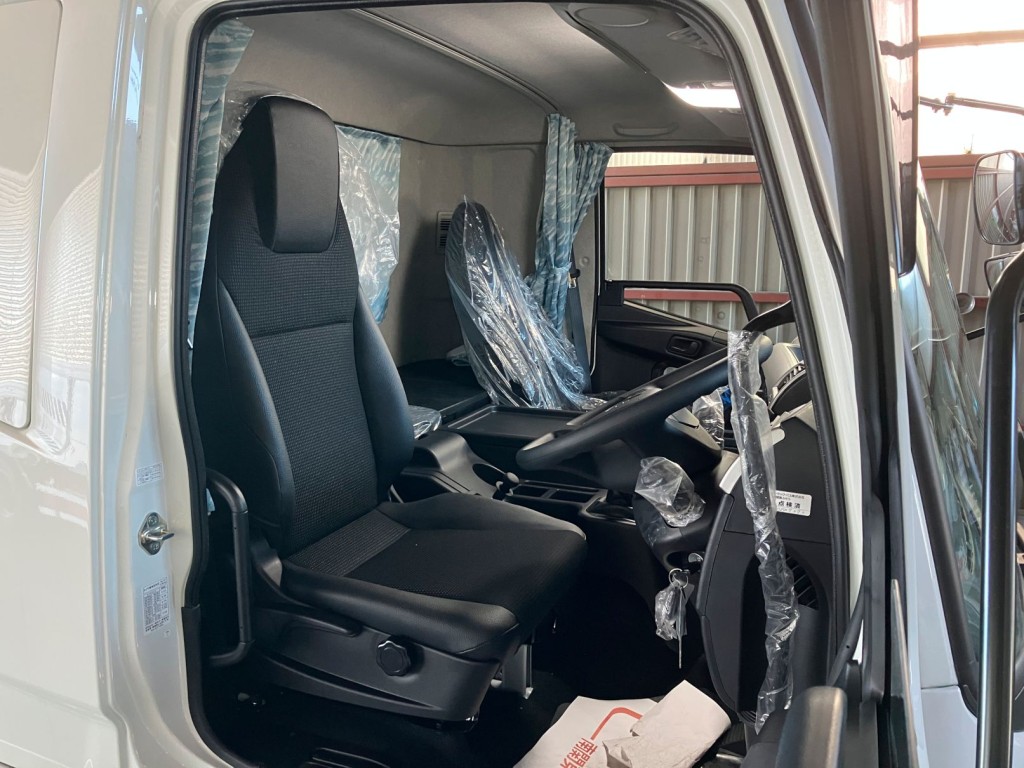 乗車定員は2名です。|三菱 ファイター 2KG-FK62F(2WD)の写真5