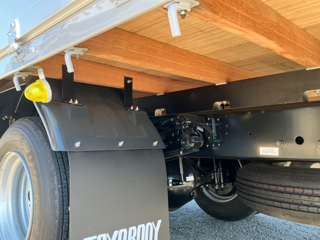 シャシとネタの状態です。ネタは木製です|三菱 ファイター 2KG-FK62F(2WD)の写真6