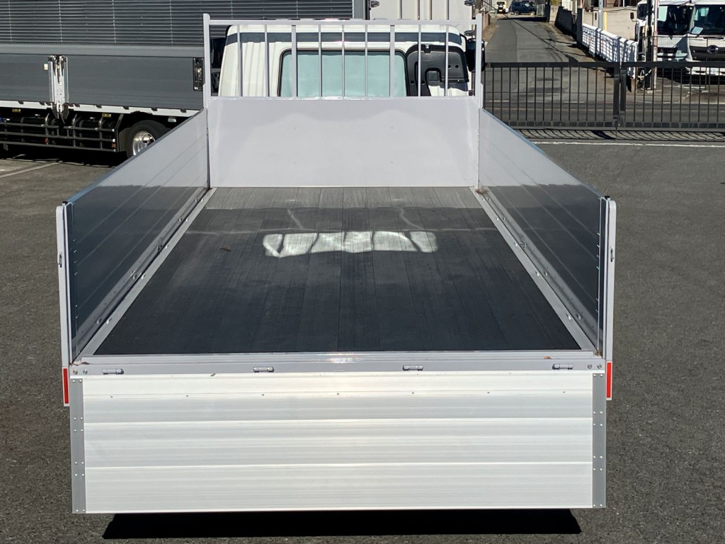 床は板張りです。|三菱 ファイター 2KG-FK62F(2WD)の写真10