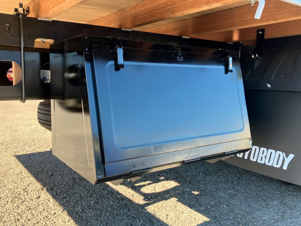 工具箱は鉄製です。運転席側後方に付いています|三菱 ファイター 2KG-FK62F(2WD)の写真13