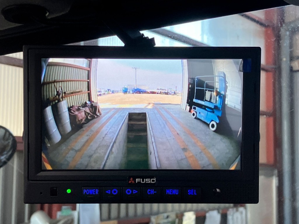 液晶バックモニター付きです。|三菱 ファイター 2KG-FK62F(2WD)の写真18