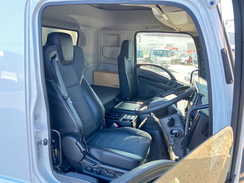 乗車定員は2名です。|いすゞ フォワード 2RG-FTR90V4の写真5