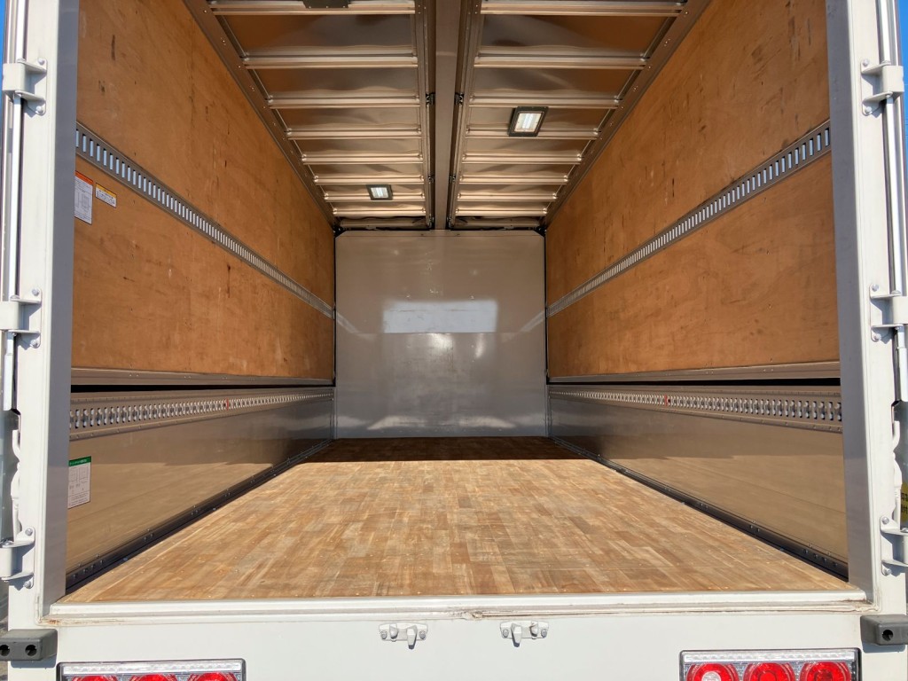 床は板張りです。|いすゞ フォワード 2RG-FTR90V4の写真10