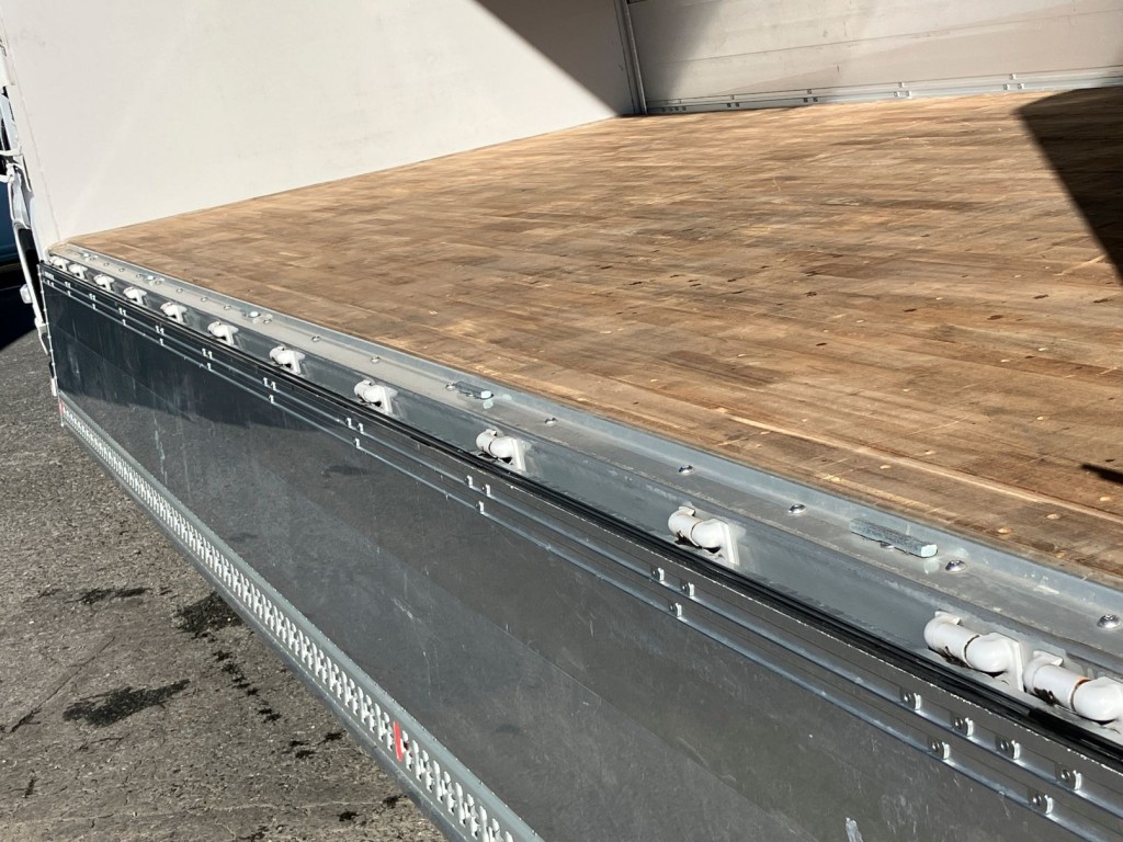 落としフックは5対付いています。|いすゞ フォワード 2RG-FTR90V4の写真12