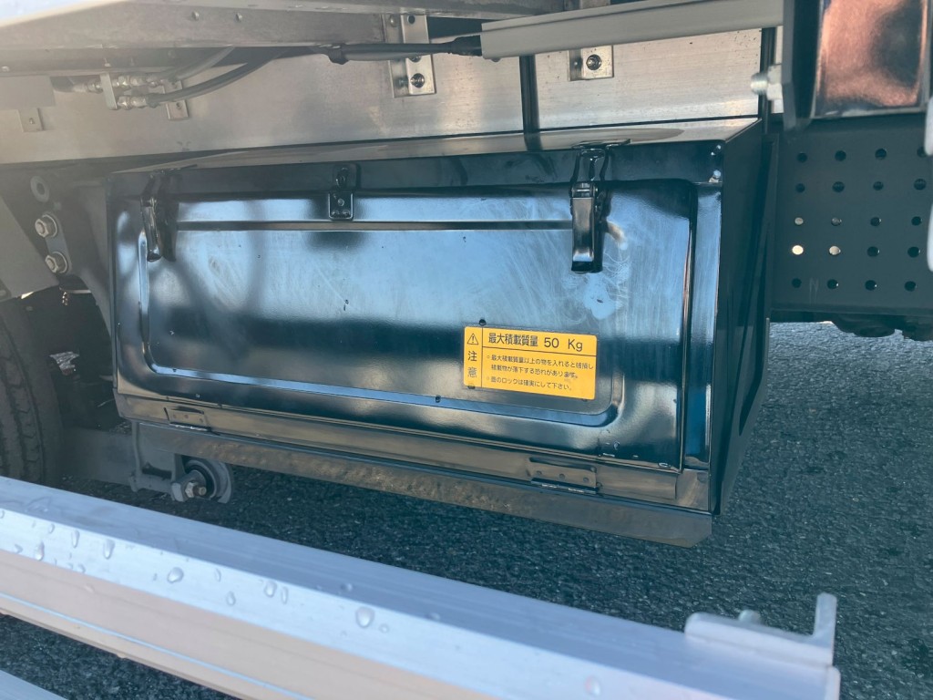 工具箱は鉄製です。運転席側中央に付いています|いすゞ フォワード 2RG-FTR90V4の写真15