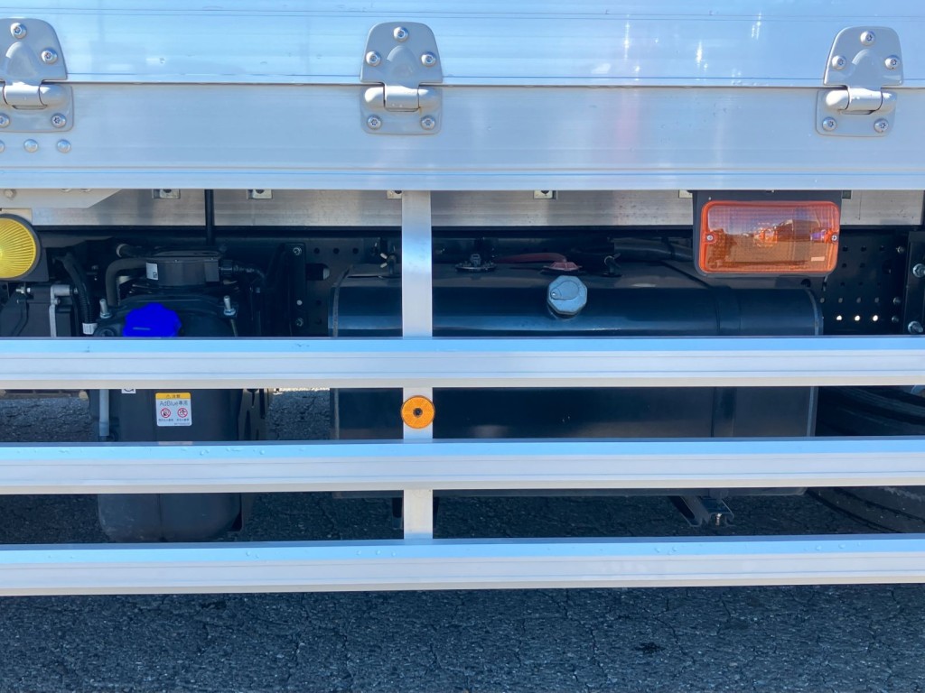 燃料タンクは100L・アドブルー付きです。|いすゞ フォワード 2RG-FTR90V4の写真17