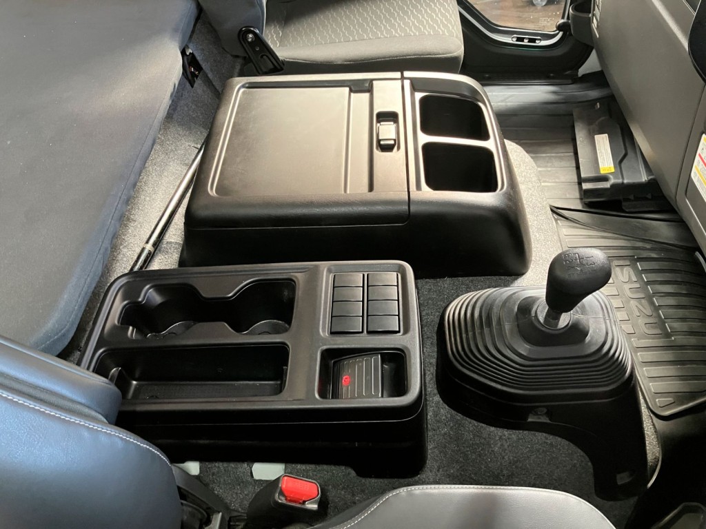 センターコンソール周りの状態です。|いすゞ フォワード 2RG-FTR90V4の写真20