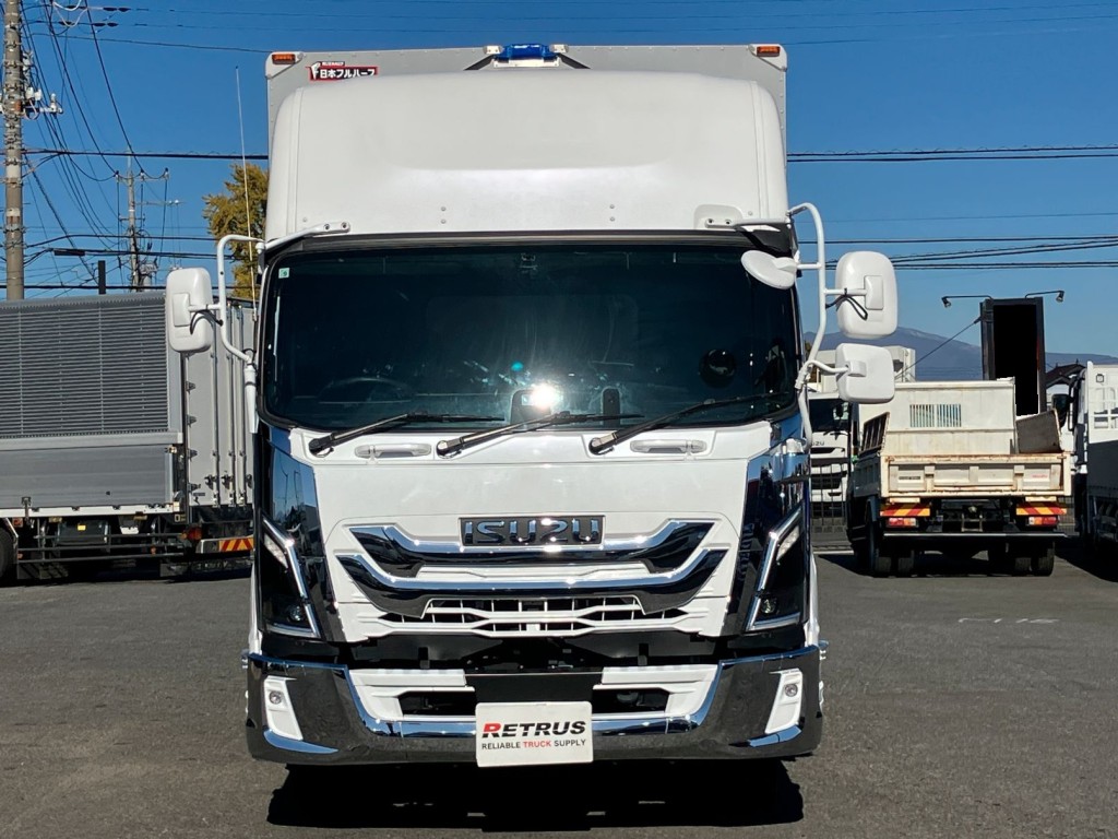 フロント周りはメッキで飾ってあります。キャブはパールホワイトです|いすゞ フォワード 2RG-FTR90V4の写真32