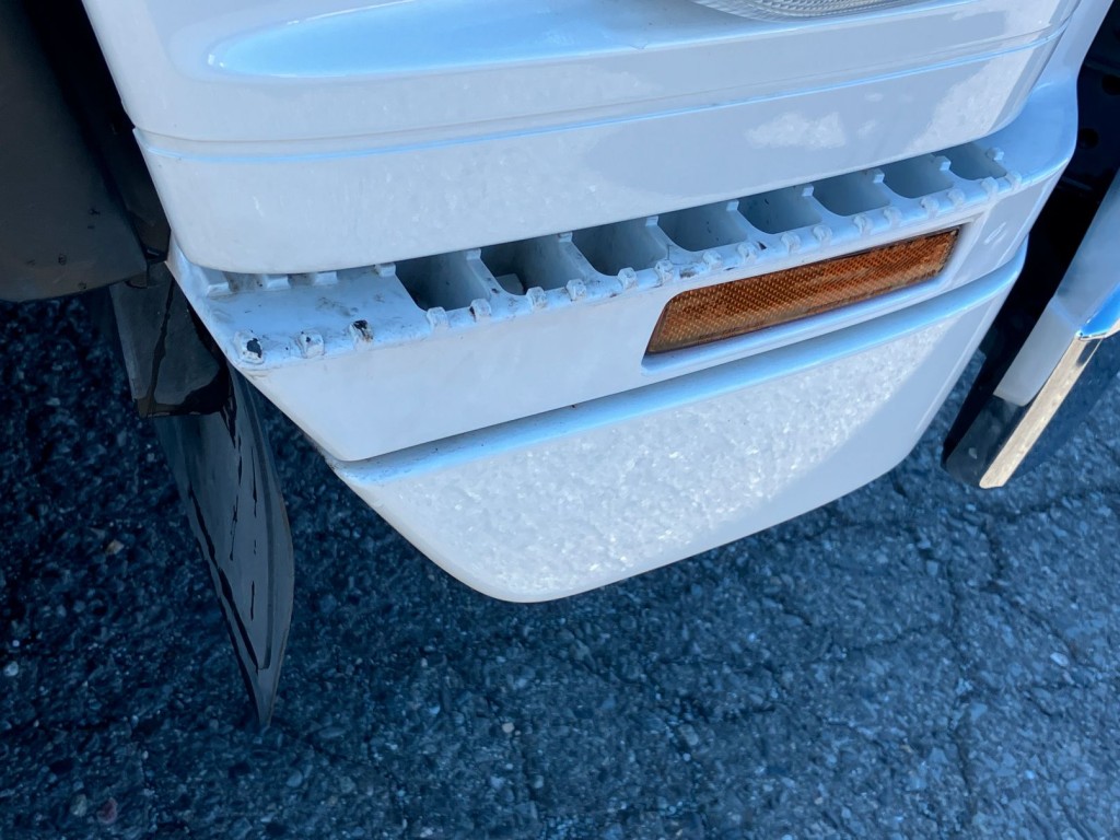 運転席側ステップに少し塗装剥がれがあります。|いすゞ フォワード 2RG-FTR90V4の写真34