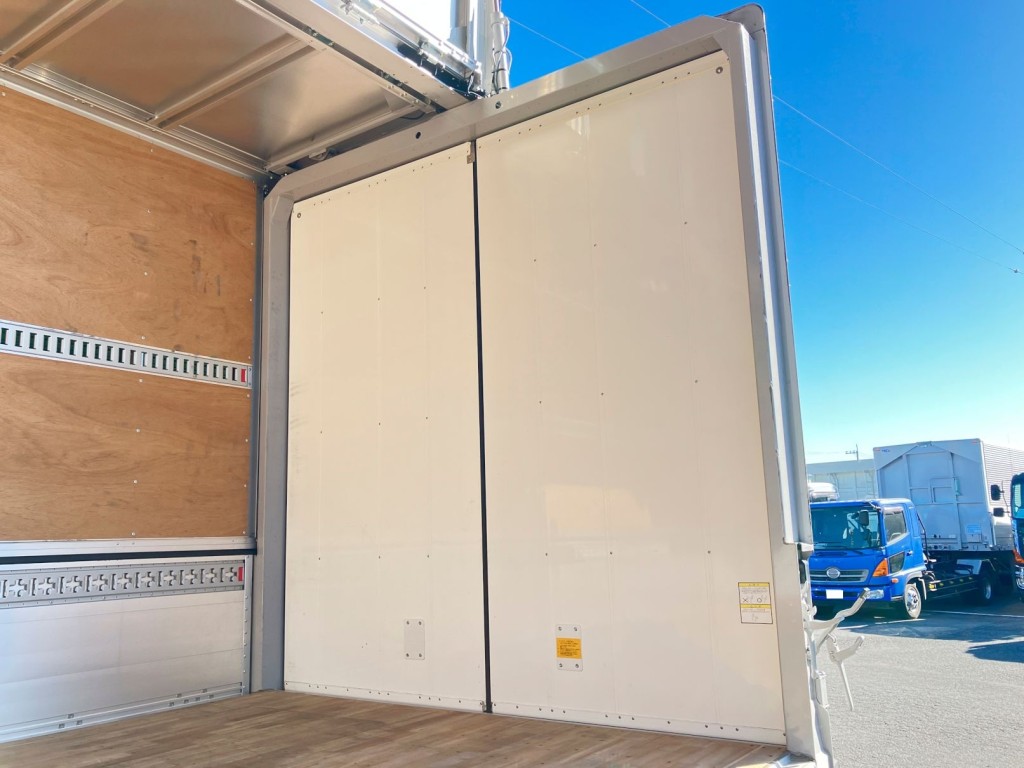 リヤドア内面の状態です。|いすゞ フォワード 2RG-FTR90V4の写真37