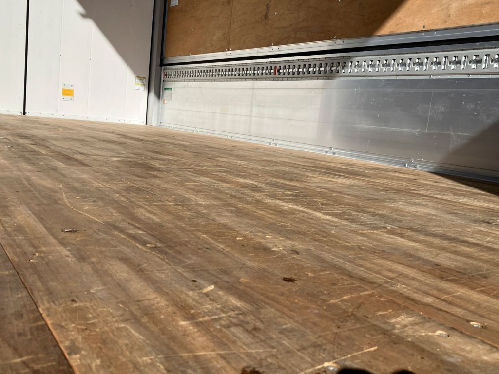 床板表面の状態です。少し表面削れが有ります|いすゞ フォワード 2RG-FTR90V4の写真41