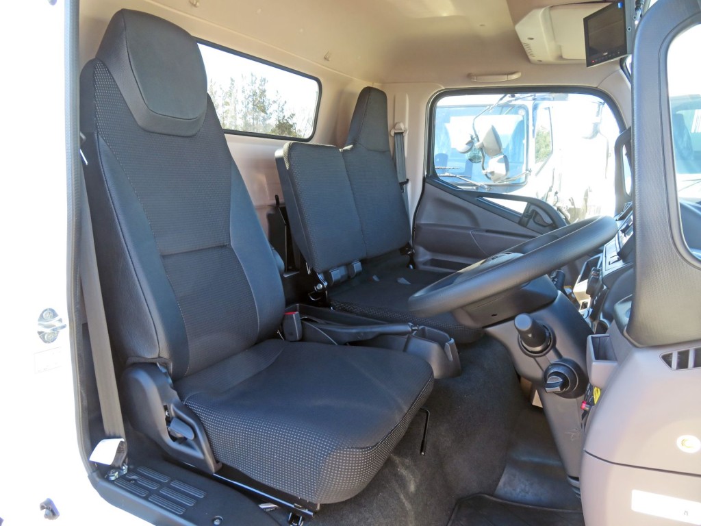 乗車定員は3名です。|三菱 キャンター 2PG-FEB80(2WD)の写真6