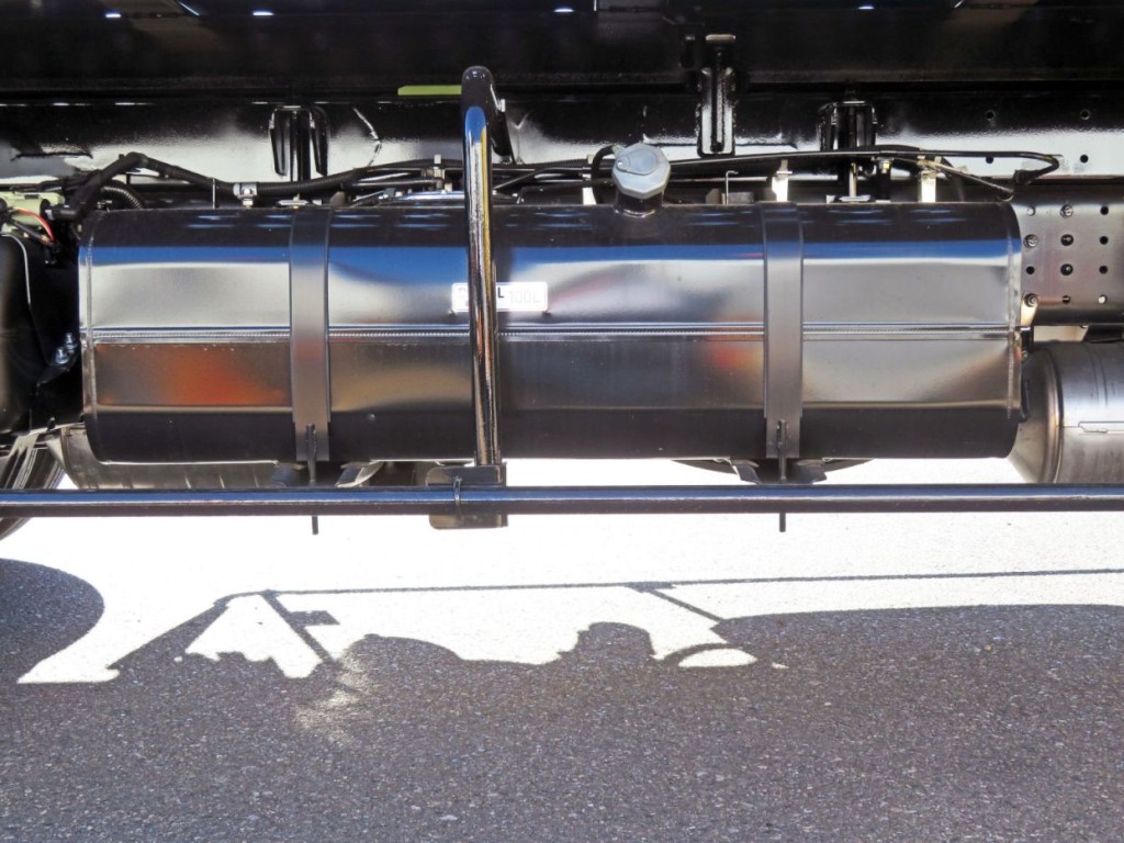 燃料タンクは100Lです。|三菱 キャンター 2PG-FEB80(2WD)の写真23